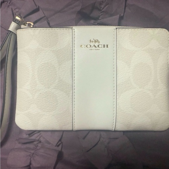 Coach Handbags - 🦋NEW 🦋 Coach Medium White Signature Wristlet
